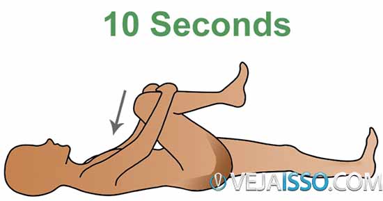 Deitado, mantenha uma perna esticada e traga o joelho para perto do peito, deixando a perna paralela ao chão