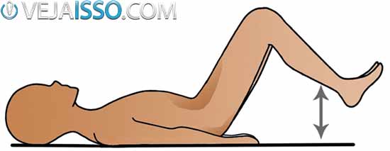 Exercite a musculatura ao elevar e abaixar as pernas de forma delicada com as costas apoiadas no chão ou superfície lisa