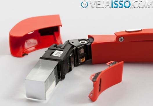 Detalhes do Visor do Google Glass com o projetor e o ajuste para o ângulo da visão