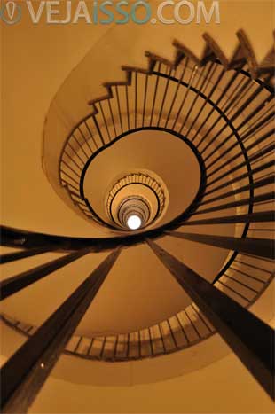 Ponto de vista, ângulo e posicionamento são fundamentais para passar sua mensagem - no exemplo o ponto de vista passa a imensidão das escadas circulares